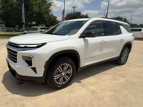 Used 2025 Chevrolet Traverse LT FWD image 4