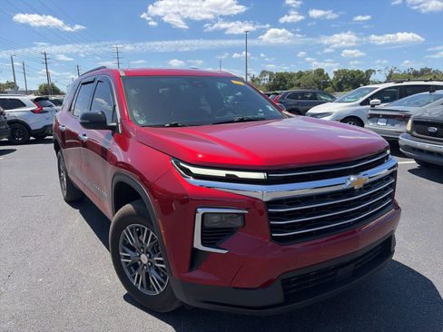 Used 2025 Chevrolet Traverse LT image 1