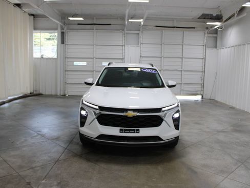 Used 2025 Chevrolet Trax LT FWD image 3