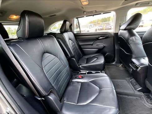 Used 2024 Toyota Highlander XLE FWD image 22