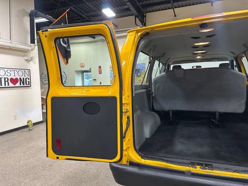 Used 2011 Ford E-150 and Econoline 150 Wagon image 17