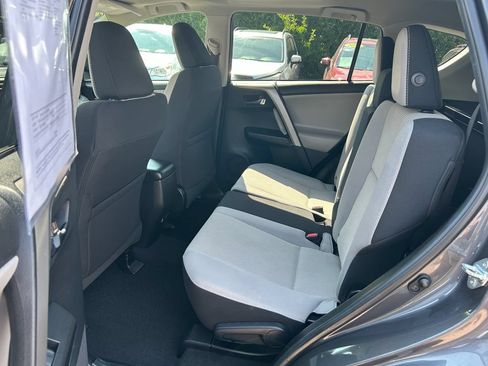 Used 2018 Toyota RAV4 XLE AWD/4WD image 17