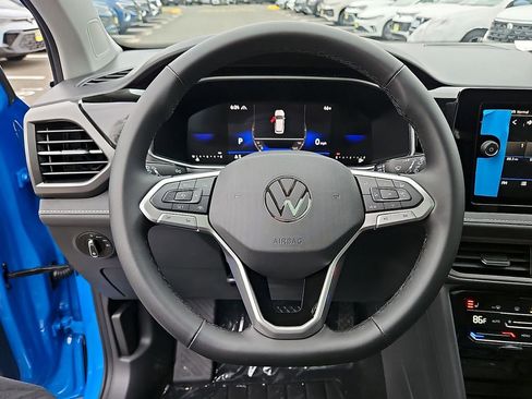New 2026 Volkswagen Taos SE image 18
