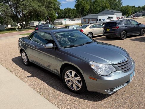 Used 2010 Chrysler Sebring Limited FWD image 4