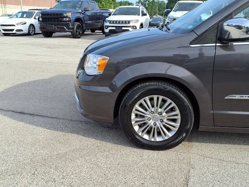 Used 2015 Chrysler Town & Country Touring-L w/ Driver Convenience Group FWD image 23
