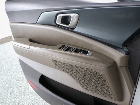 Used 2025 Kia Carnival FWD image 21