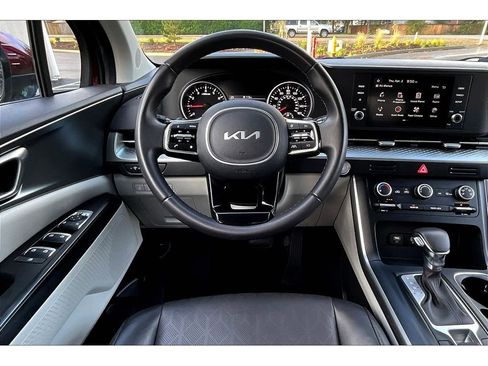 Used 2024 Kia Carnival LX FWD image 5