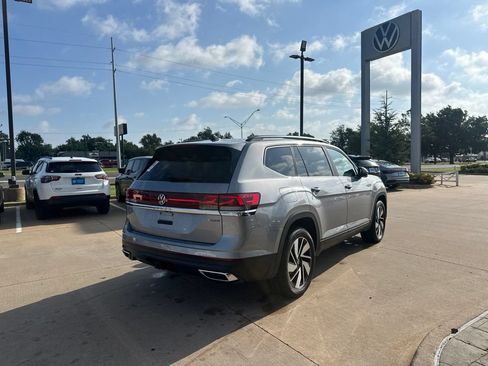 Used 2025 Volkswagen Atlas SE AWD/4WD image 5