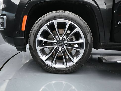 Used 2025 Jeep Wagoneer Series III w/ Premium Group I AWD/4WD image 35