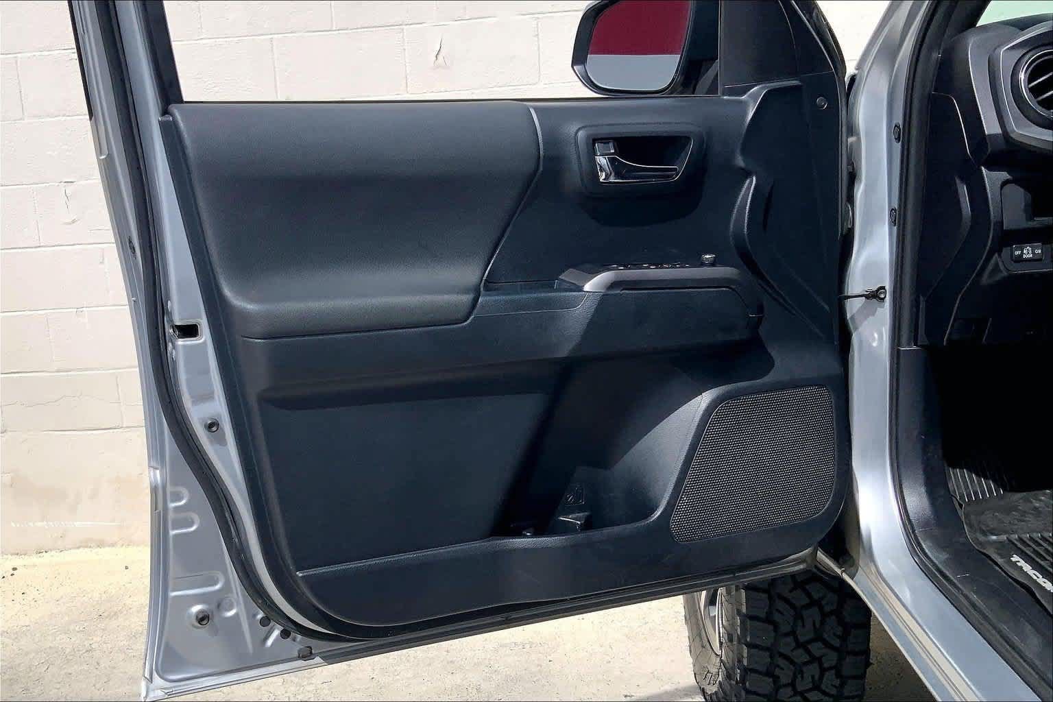 Used 2017 Toyota Tacoma 2WD Double Cab image 27