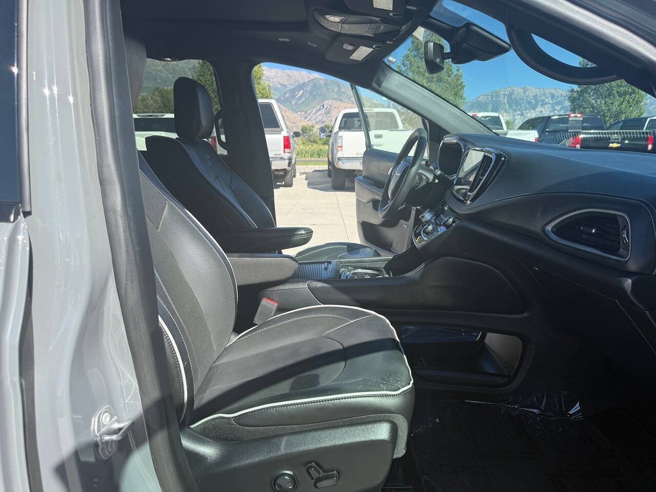Used 2023 Chrysler Pacifica Limited w/ Uconnect Theater Family Group AWD/4WD image 26