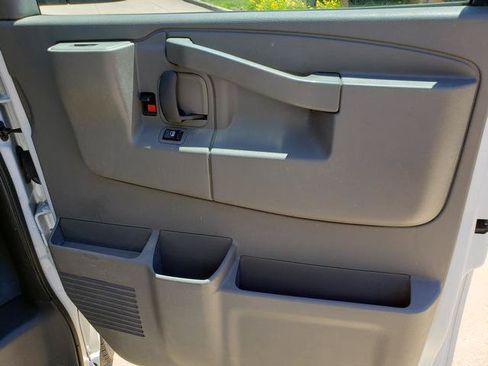 Used 2017 Chevrolet Express 2500 RWD image 17