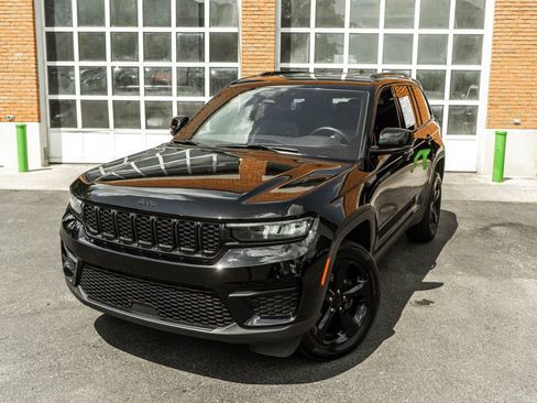 Used 2023 Jeep Grand Cherokee Altitude AWD/4WD image 2