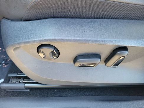Used 2023 Volkswagen Tiguan SE w/ Panoramic Sunroof Package FWD image 17