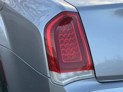 Used 2017 Chrysler 300 C image 7