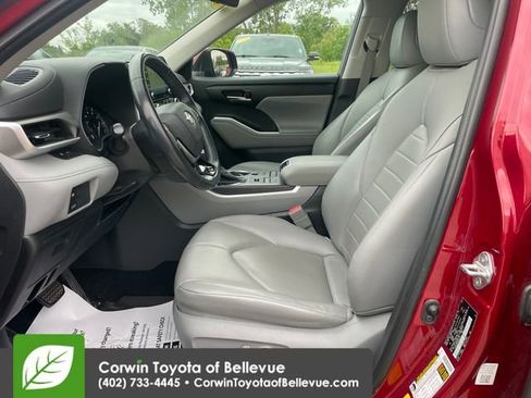 Used 2021 Toyota Highlander XLE AWD/4WD image 17
