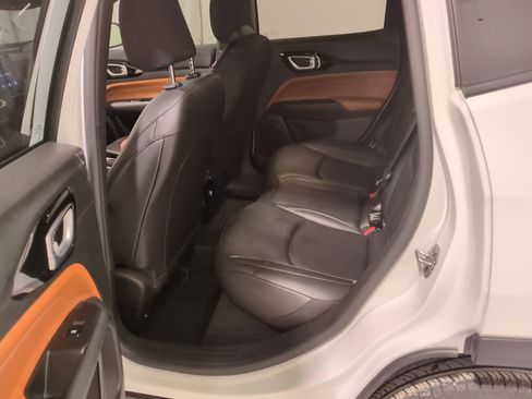 Used 2025 Jeep Compass Limited image 14