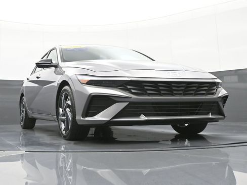 Certified 2025 Hyundai Elantra Sport image 46