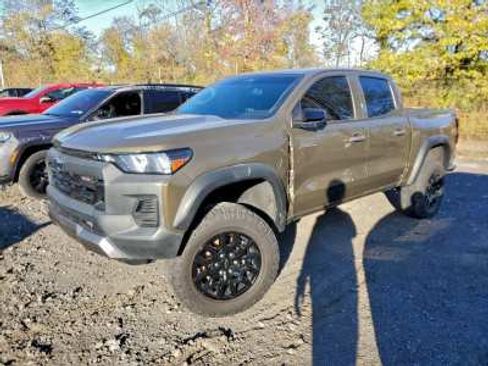 Used 2023 Chevrolet Colorado Trail Boss w/ Technology Package AWD/4WD image 2