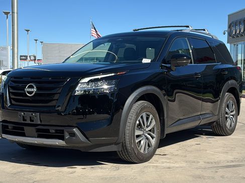 Used 2023 Nissan Pathfinder SL w/ Black Appearance Package image 3