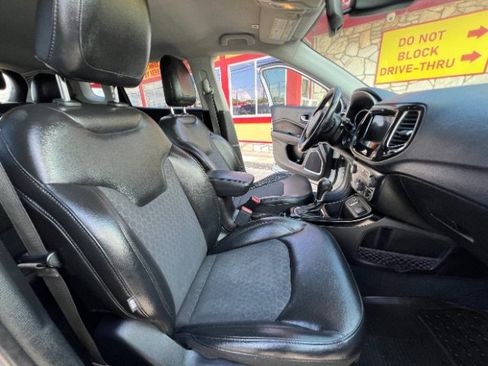 Used 2019 Jeep Compass Latitude FWD image 13