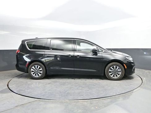 Used 2023 Chrysler Pacifica Touring-L FWD image 12