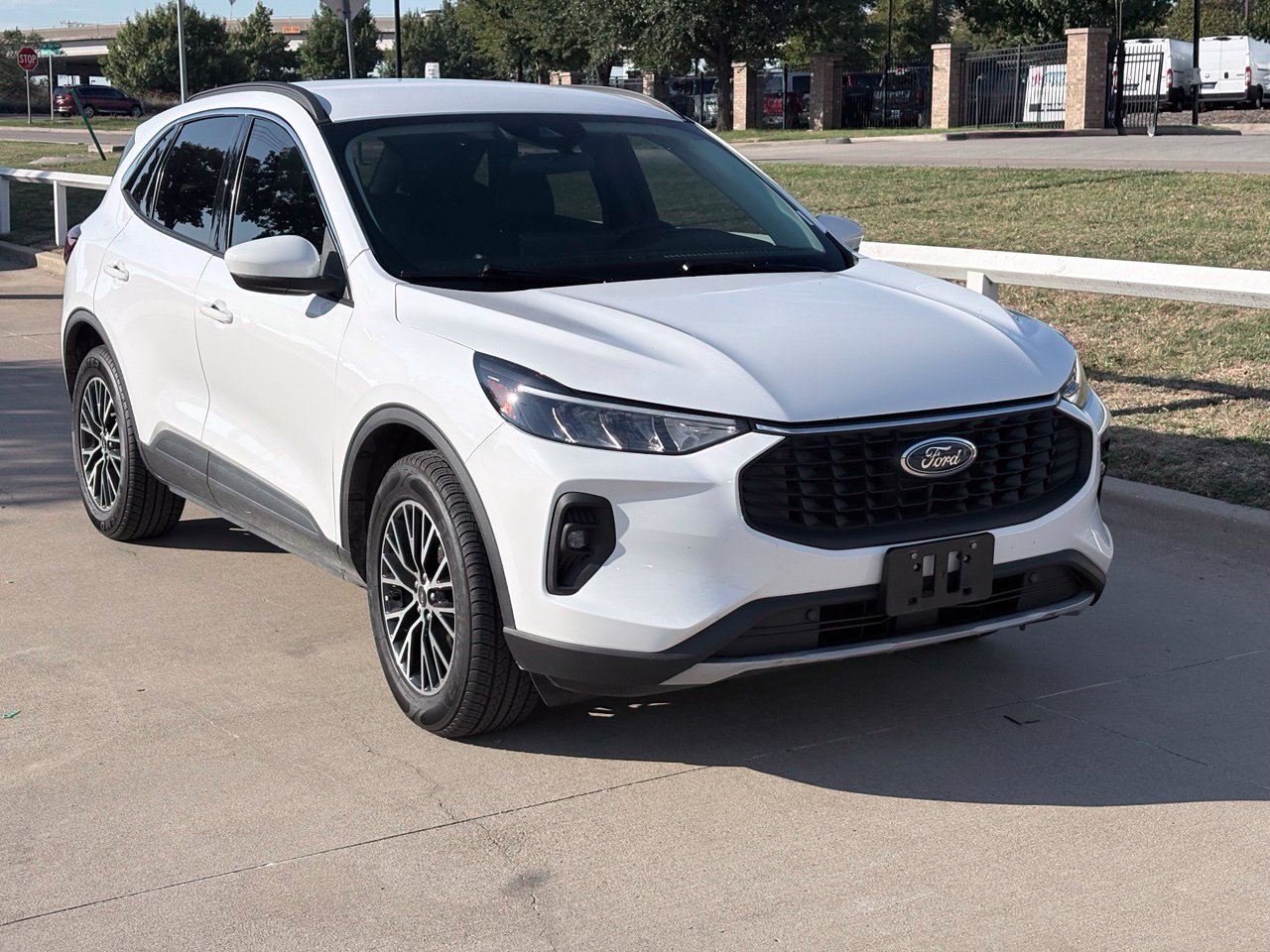 Used 2023 Ford Escape SE FWD image 1