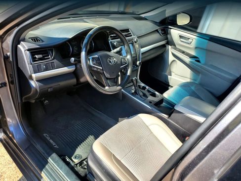 Used 2017 Toyota Camry SE w/ Moonroof Package FWD image 3