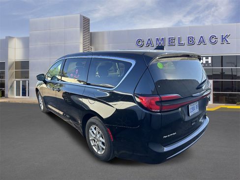 Used 2024 Chrysler Pacifica Touring-L image 5