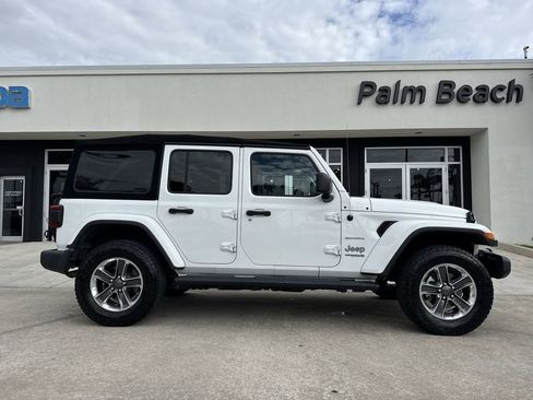 Used 2019 Jeep Wrangler Unlimited Sahara w/ Dual Top Group AWD/4WD image 23