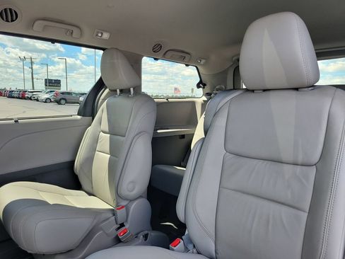 Used 2019 Toyota Sienna XLE w/ XLE Navigation Package FWD image 15