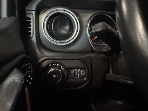 Used 2022 Jeep Wrangler Unlimited Sahara AWD/4WD image 16