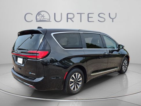 Used 2023 Chrysler Pacifica Limited FWD image 7