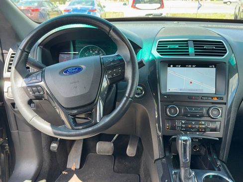 Used 2017 Ford Explorer XLT w/ Equipment Group 202A FWD image 10