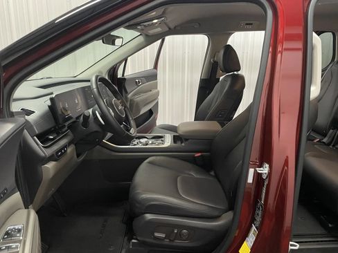 Used 2025 Kia Carnival EX FWD image 33
