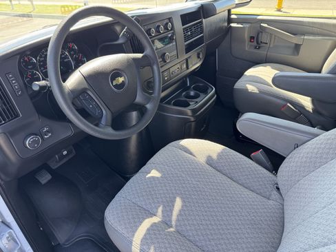 Used 2025 Chevrolet Express 3500 LT w/ LT Preferred Equipment Group RWD image 9
