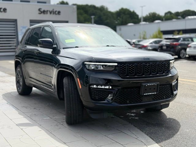 Used 2023 Jeep Grand Cherokee Summit AWD/4WD image 9