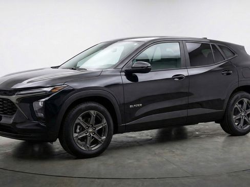 Used 2025 Chevrolet Blazer LT FWD image 3
