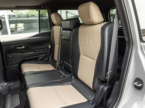 Used 2025 Lexus GX 550 w/ Accessory Package (32) AWD/4WD image 12