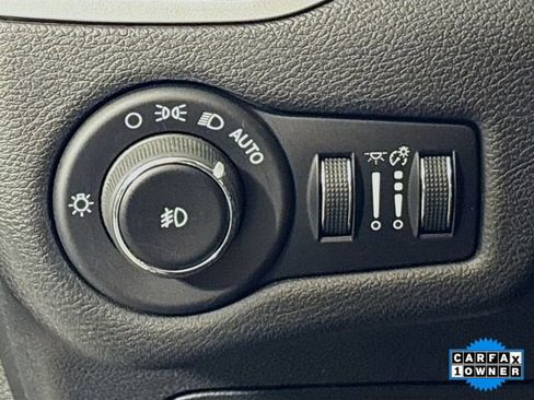 Used 2018 Jeep Cherokee Trailhawk image 10