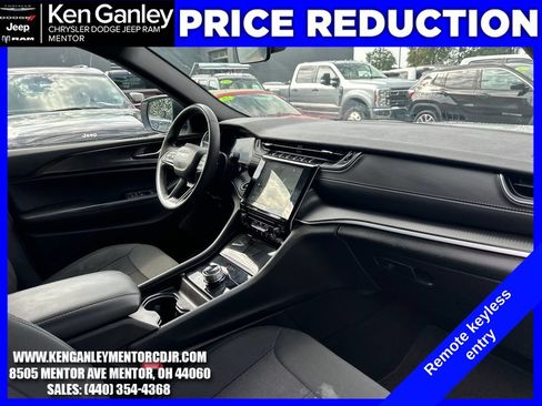 Certified 2025 Jeep Grand Cherokee Laredo AWD/4WD image 27