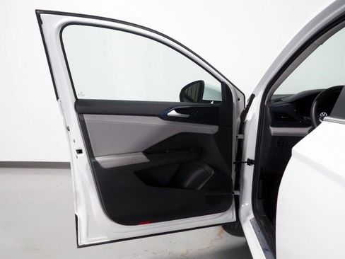 Used 2024 Volkswagen Taos SE w/ Panoramic Sunroof Package FWD image 46