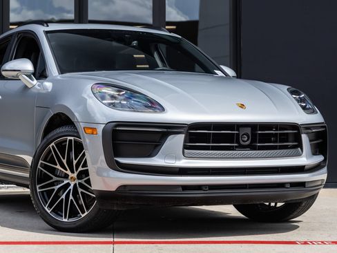 Certified 2026 Porsche Macan AWD/4WD image 9