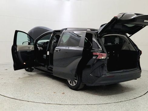 Used 2024 Toyota Sienna XLE image 11