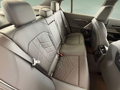 Used 2025 BMW 530i w/ Premium Package image 30