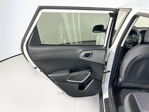 Used 2025 Kia Soul LX w/ LX Technology Package FWD image 25