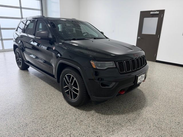 Used 2019 Jeep Grand Cherokee Trailhawk w/ Trailhawk Luxury Group AWD/4WD image 2