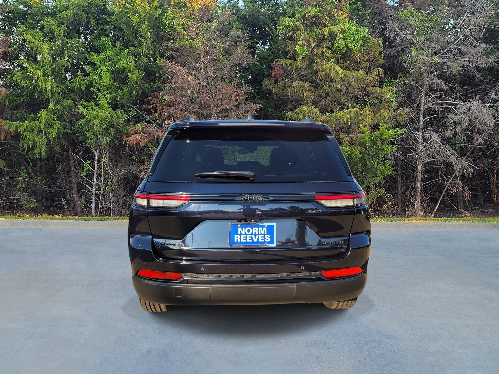 Used 2024 Jeep Grand Cherokee Limited w/ Black Appearance Package AWD/4WD image 18