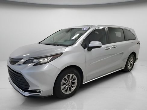 Used 2021 Toyota Sienna XLE FWD image 3