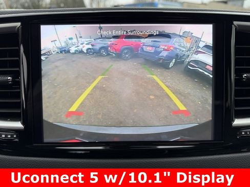 Used 2024 Chrysler Pacifica Touring-L image 4